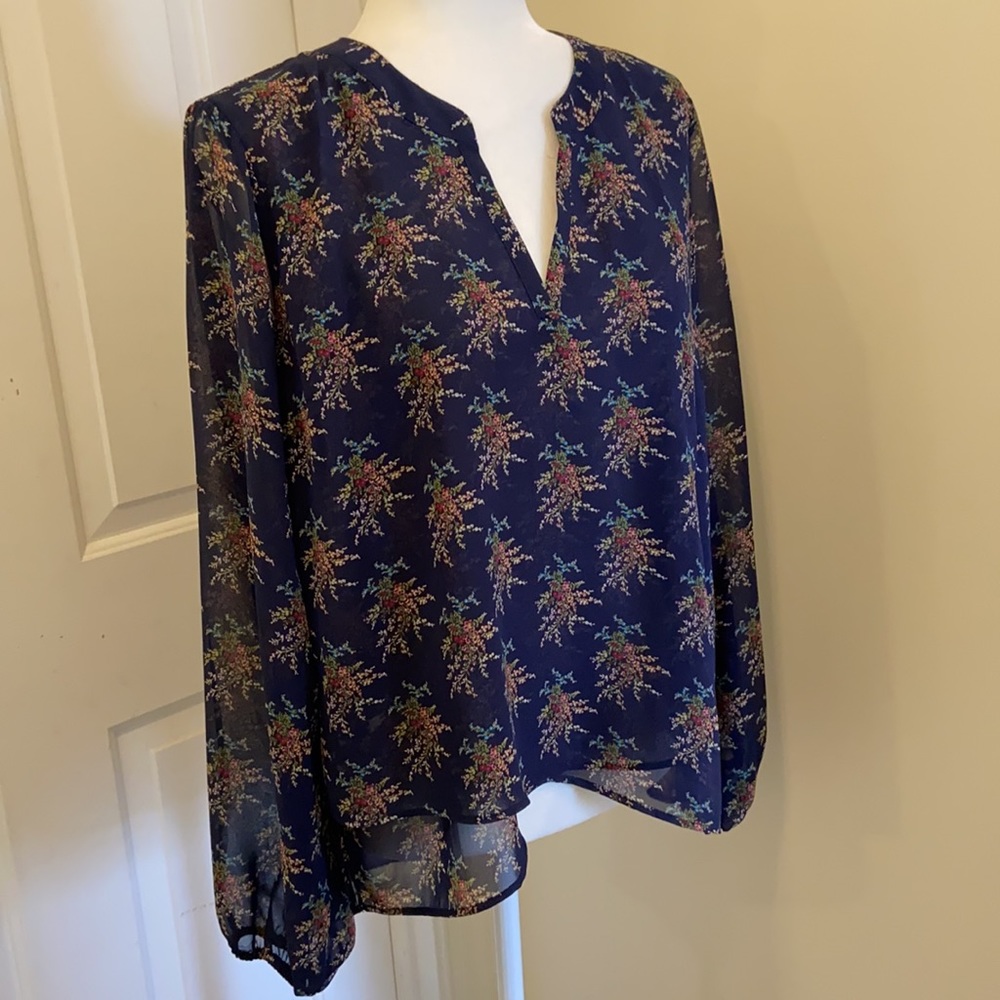 Navy floral top with lined bodice & sheer sleeves EUC
